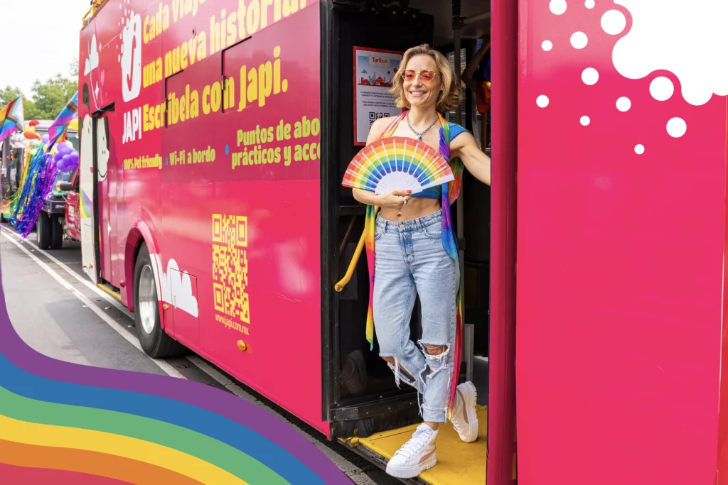 La actriz Marimar Vega se subió al autobús JAPI durante la marcha del orgullo LGBT 