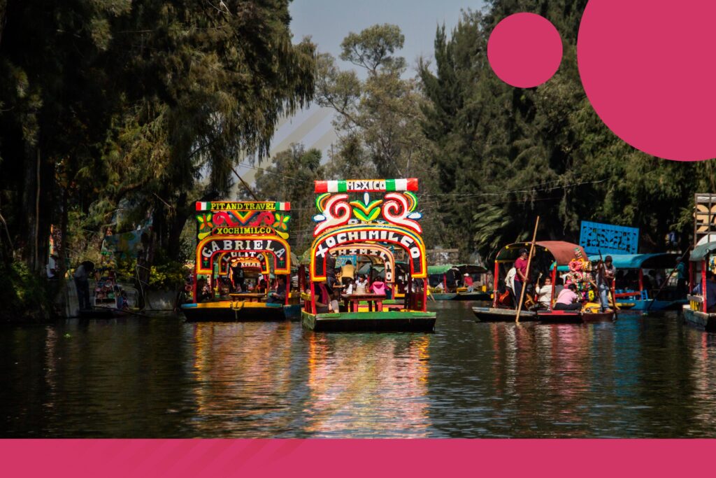 Trajinera en los canales de xochimilco