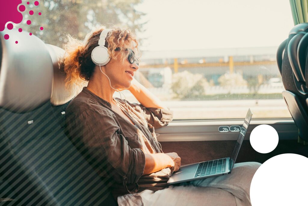 Turista con laptop en autobus