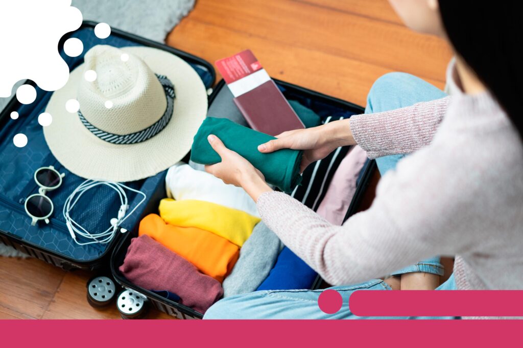 mujer preparando su maleta de viaje