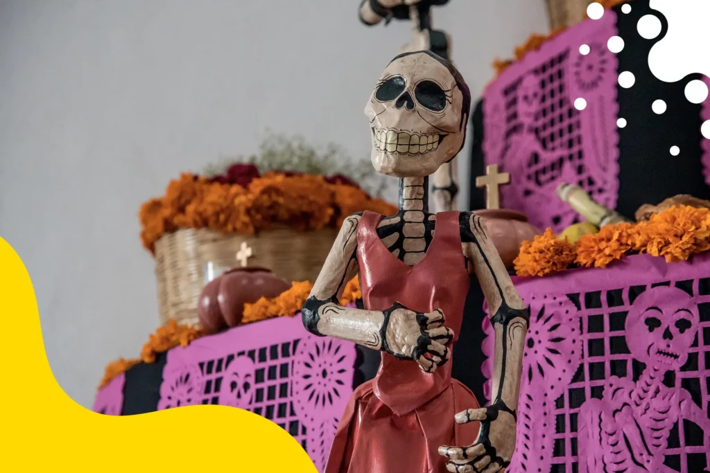 Calavera disfrazada en ofrenda de dia de muertos