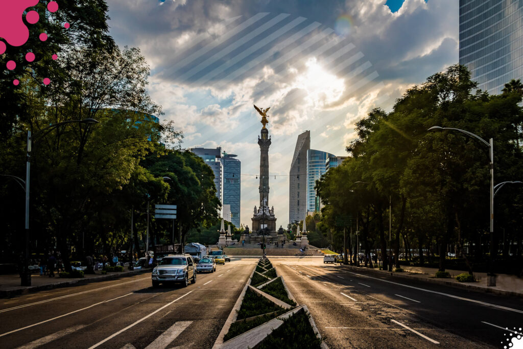 visitando angel de la independiencia en viaje a cdmx