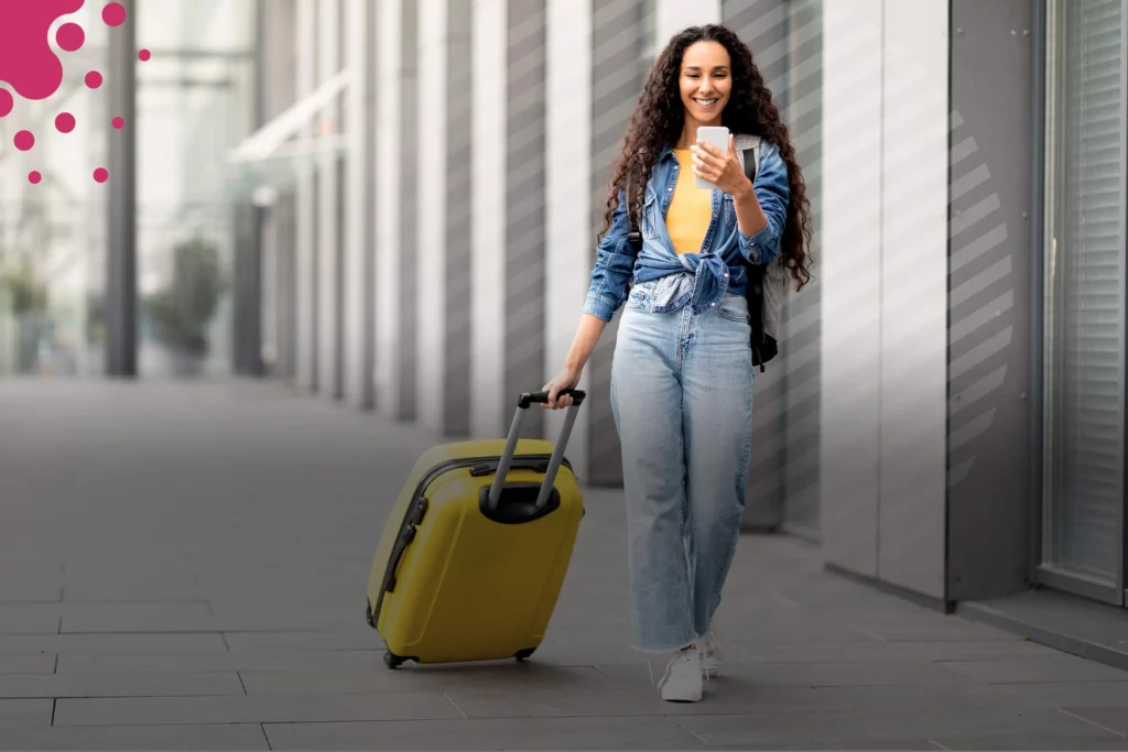 Turista caminando con maleta de viaje