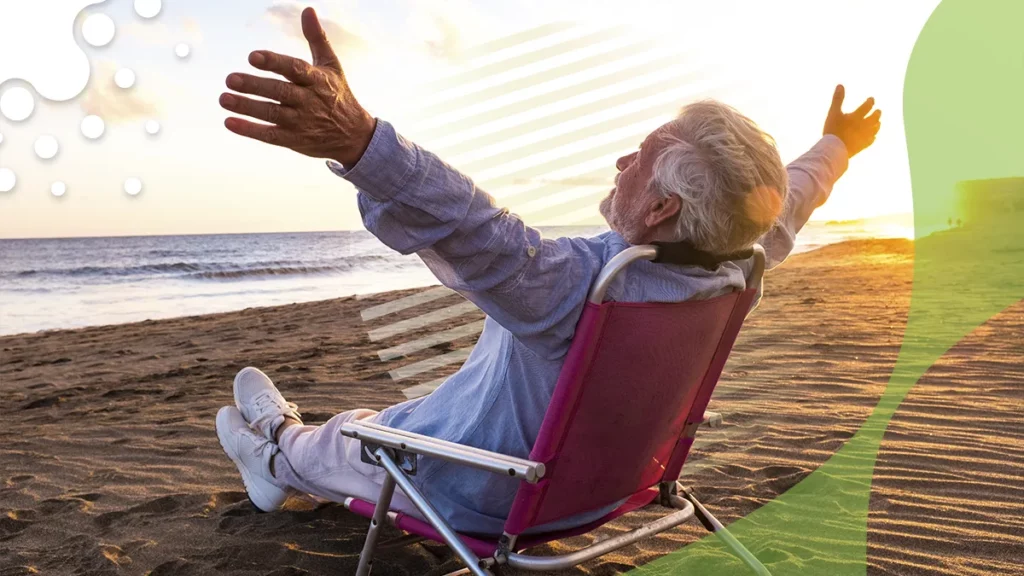 Hombre disfrutando de unas vacaciones en la playa